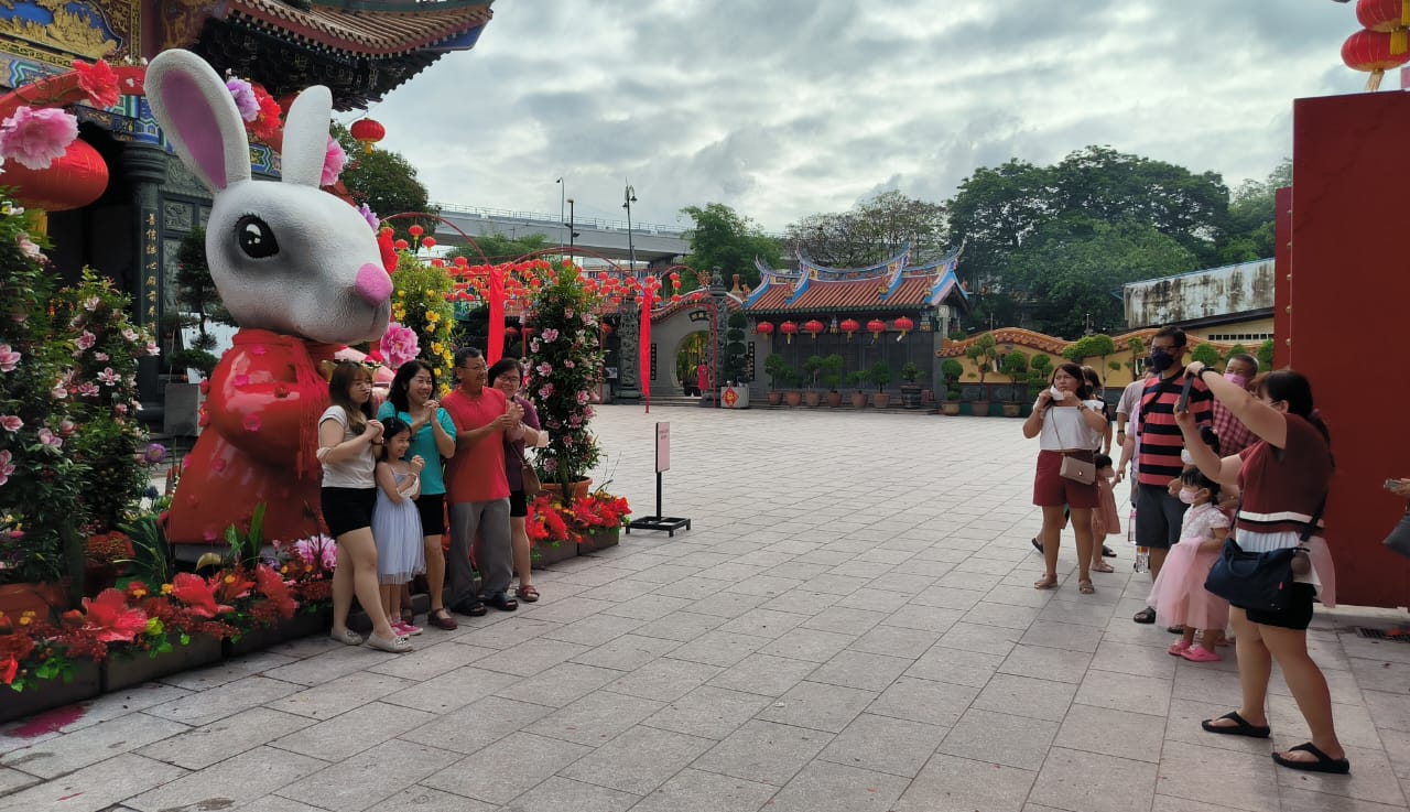 大都会/新春飘雨无阻善信涌入，观音亭两天上万人潮！