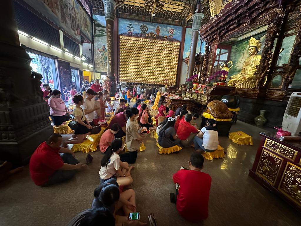 大都会/新春飘雨无阻善信涌入，观音亭两天上万人潮！