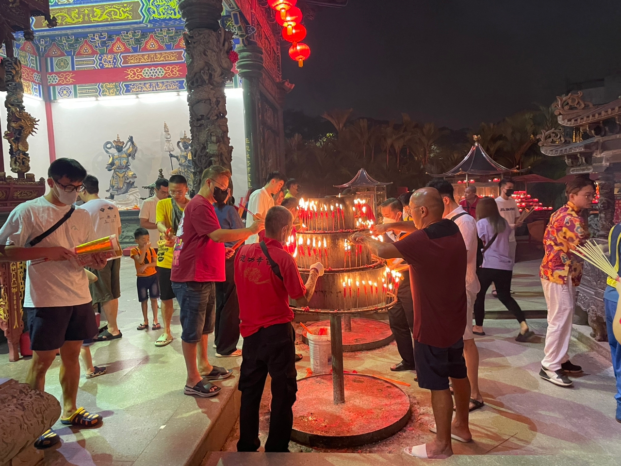 大都会/新春飘雨无阻善信涌入，观音亭两天上万人潮！