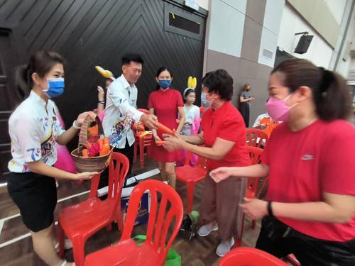 大都会版3头/班A特别订制888个“小兔包”赠送学生