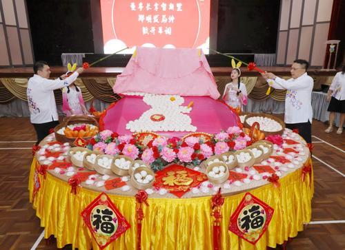 大都会版3头/班A特别订制888个“小兔包”赠送学生