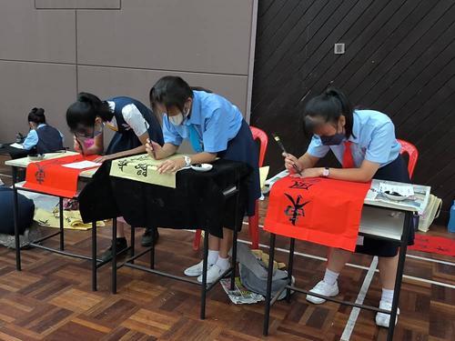 大都会版3头/班A特别订制888个“小兔包”赠送学生