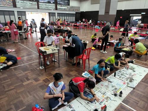 大都会版3头/班A特别订制888个“小兔包”赠送学生