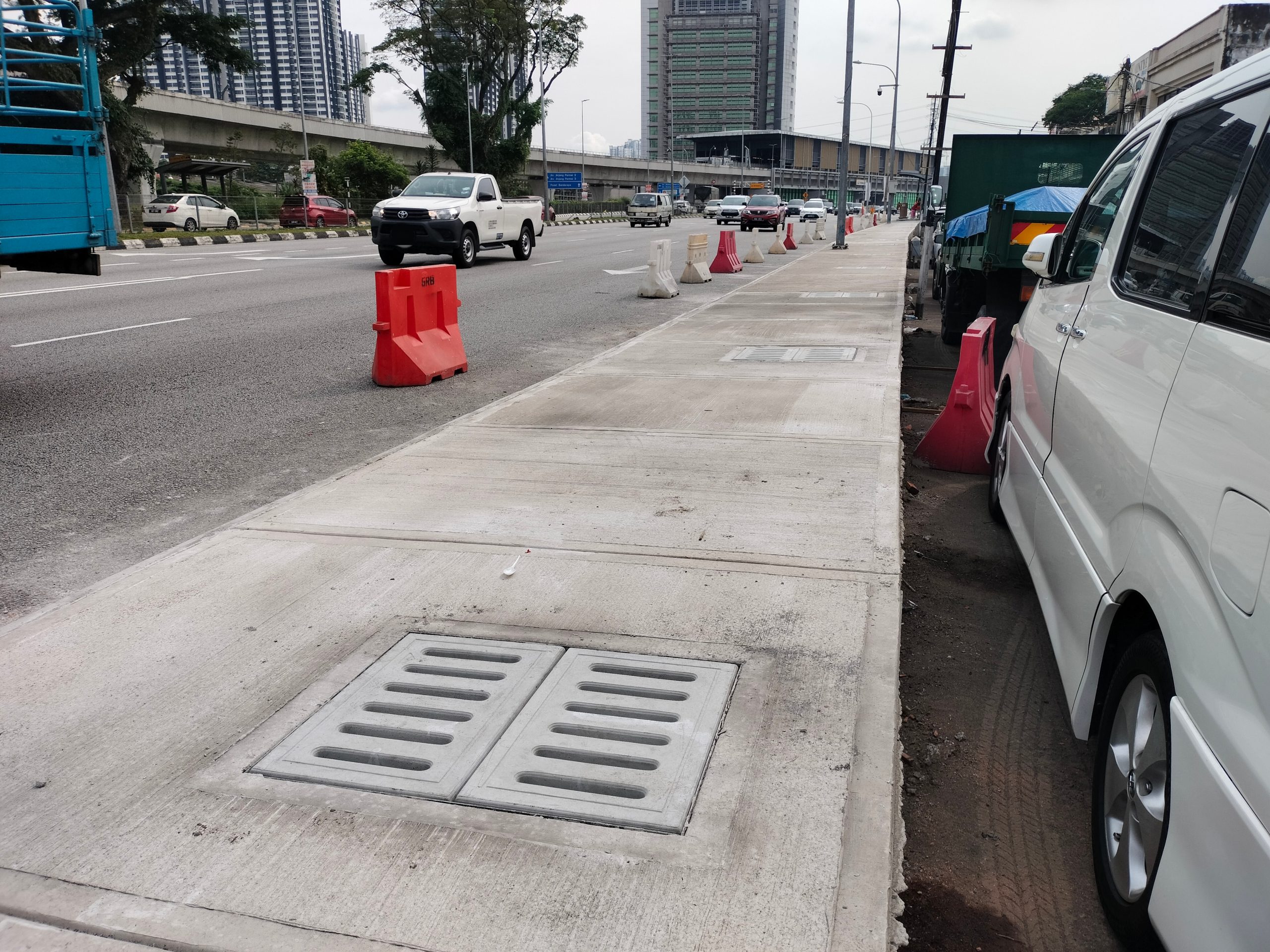 大都会(版3头)-甲洞大路人行道获提升