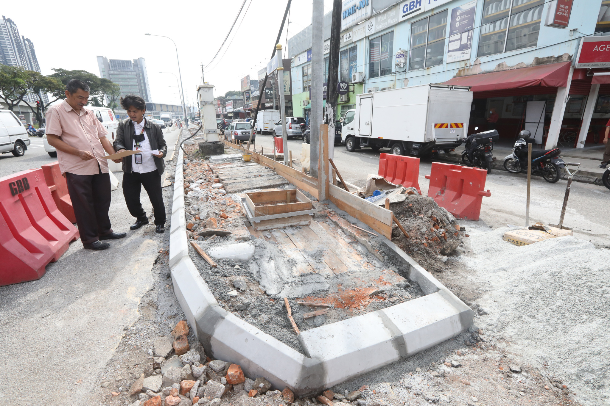 大都会(版3头)-甲洞大路人行道获提升