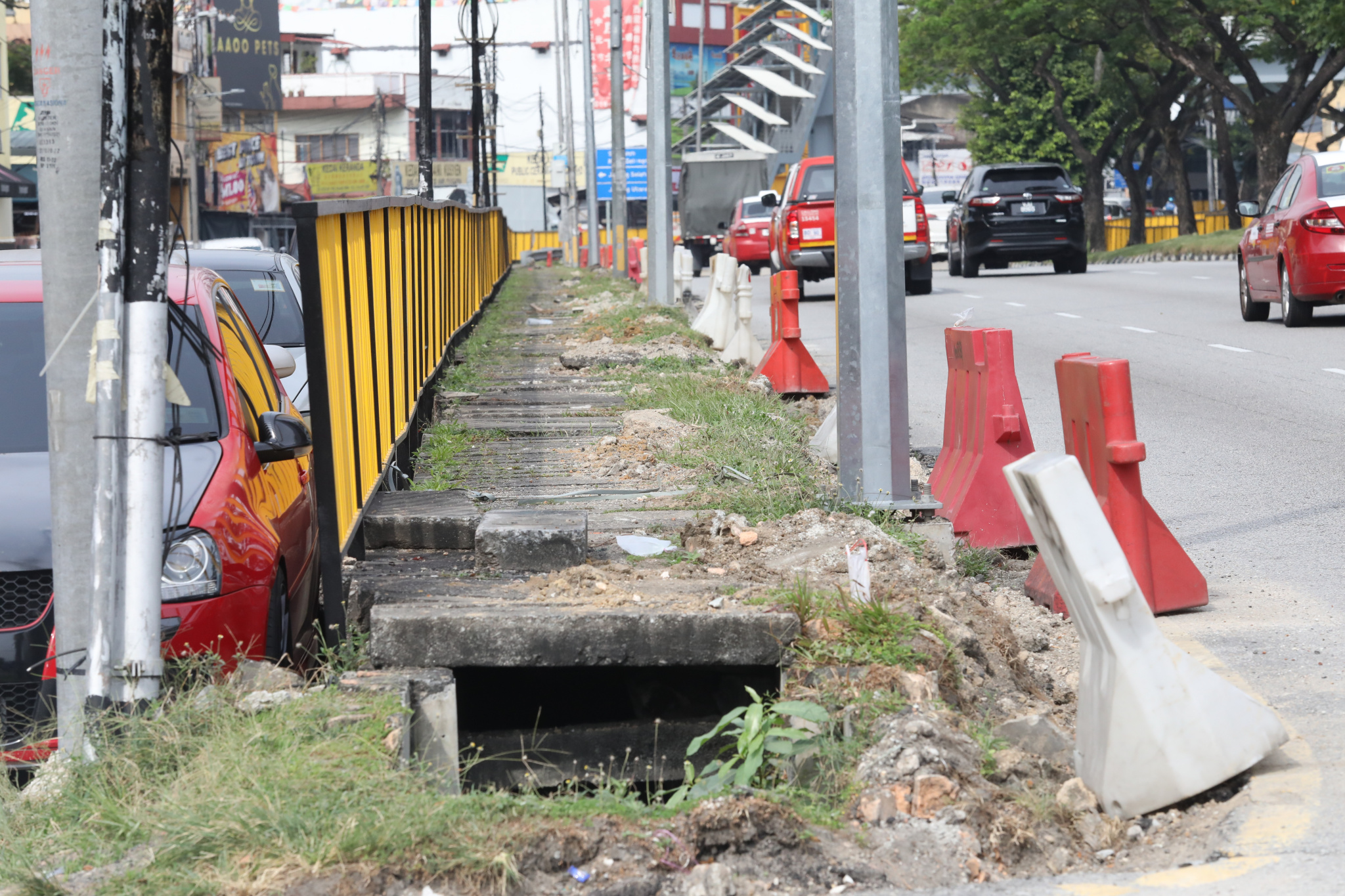 大都会(版3头)-甲洞大路人行道获提升