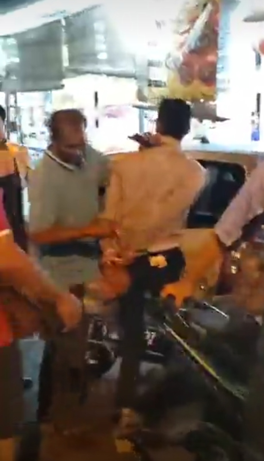 大都会/人多夜宵地方攫夺,独行匪遭Rela开车撞逮住/2图