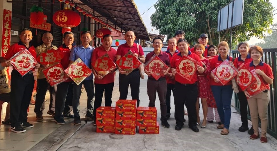 大都会:刘永山率委员到仁嘉隆老人院,派发红包