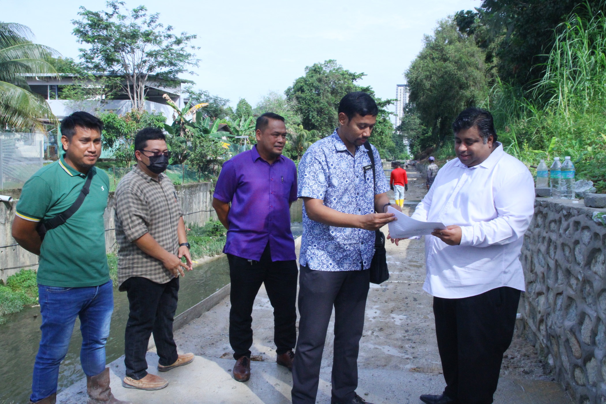 大都会:拉吉夫巡视河畔走道