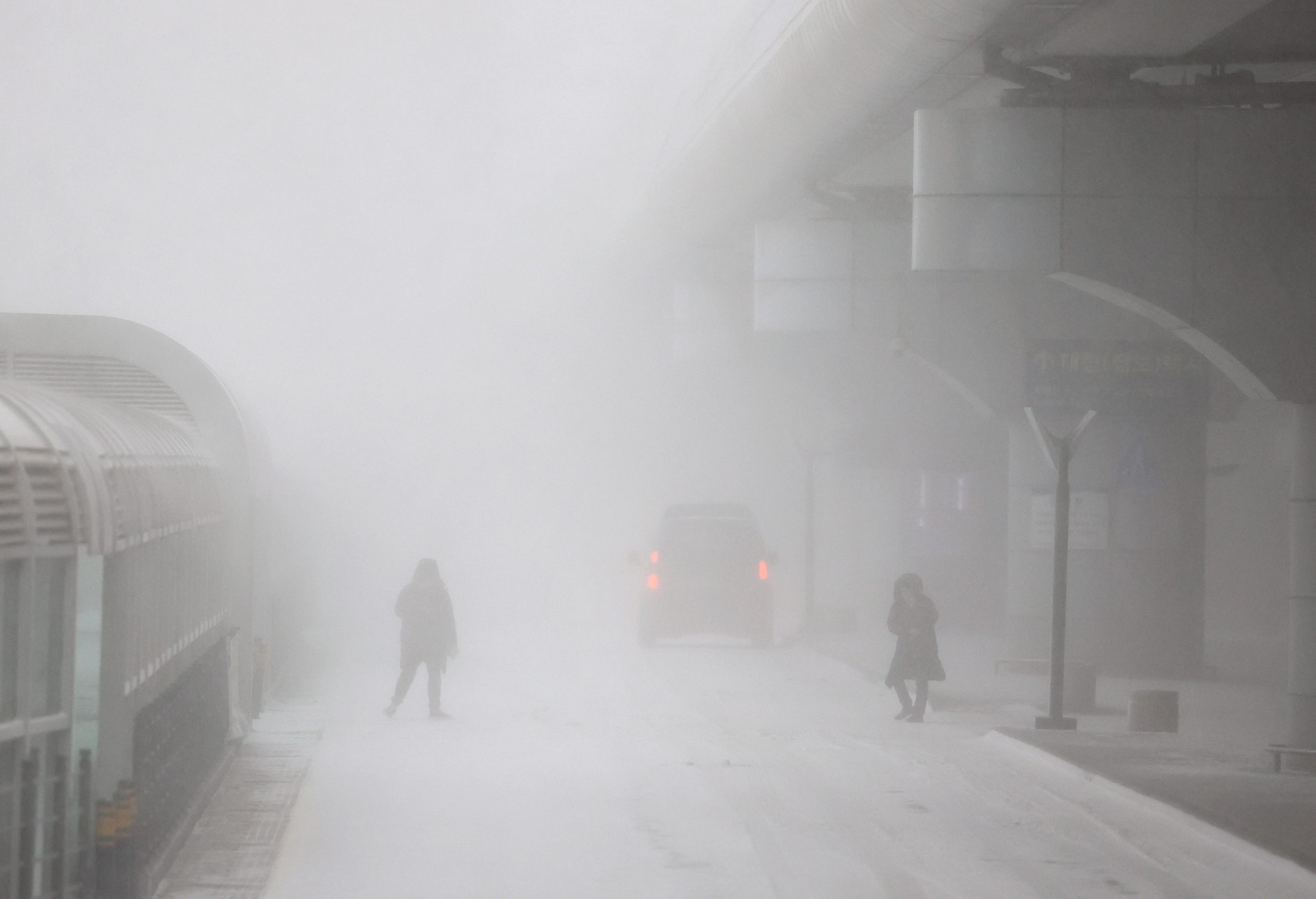 大雪停了济州机场恢复运作 数万旅客抢光机票