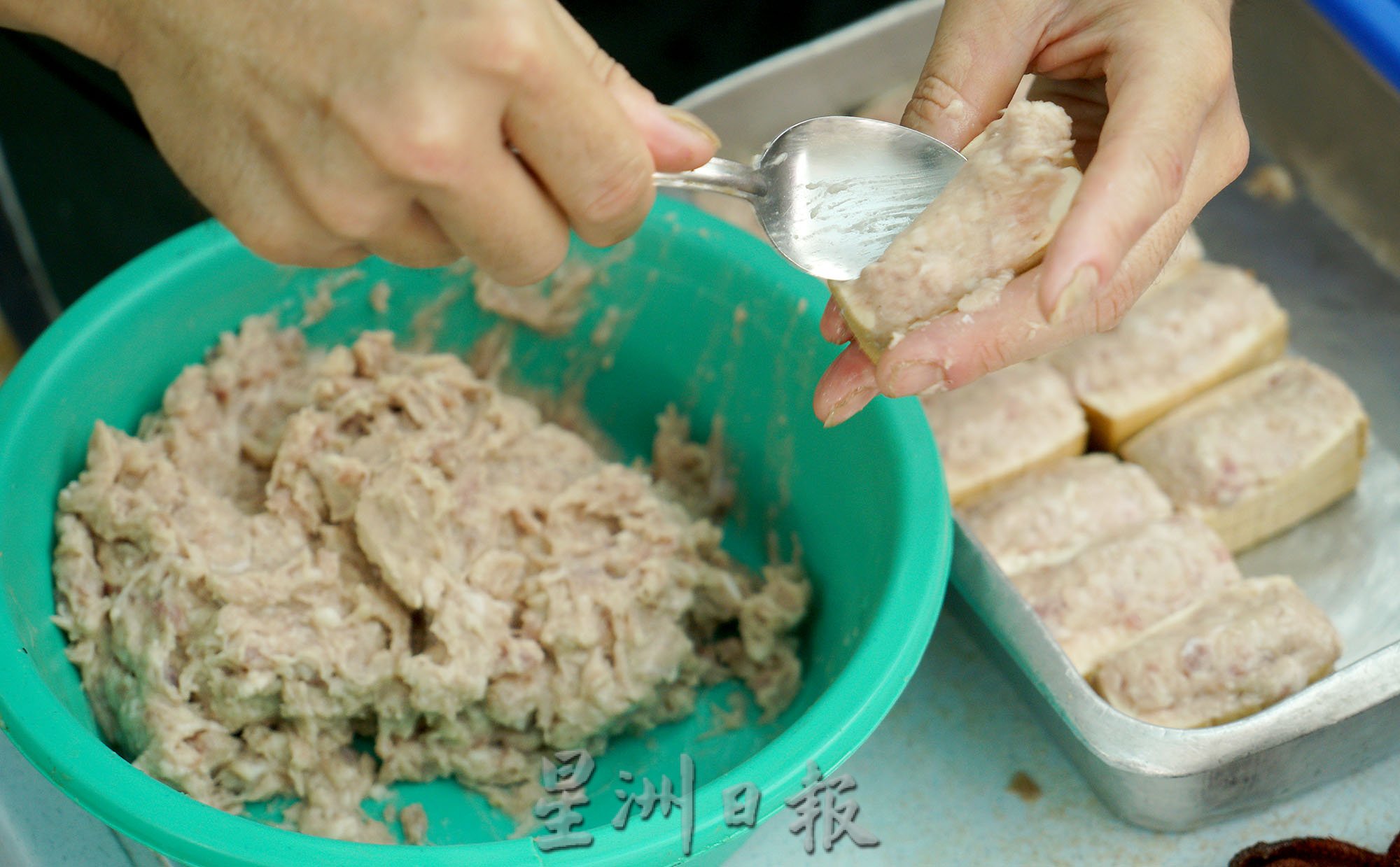 大霹雳封底主文/【人气美食】/新光明牛腩粉 祖传配方古早味浓