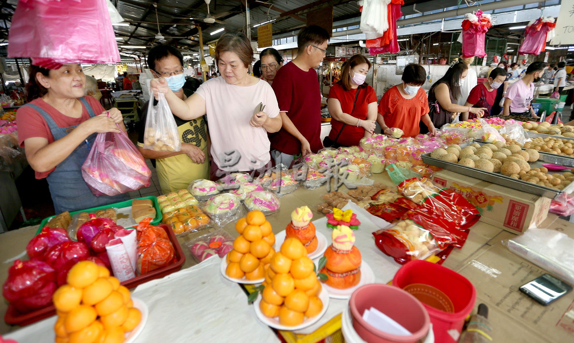 大霹雳焦点/游子返乡帮办年货父母欣喜 巴刹人潮多现温情聚年味