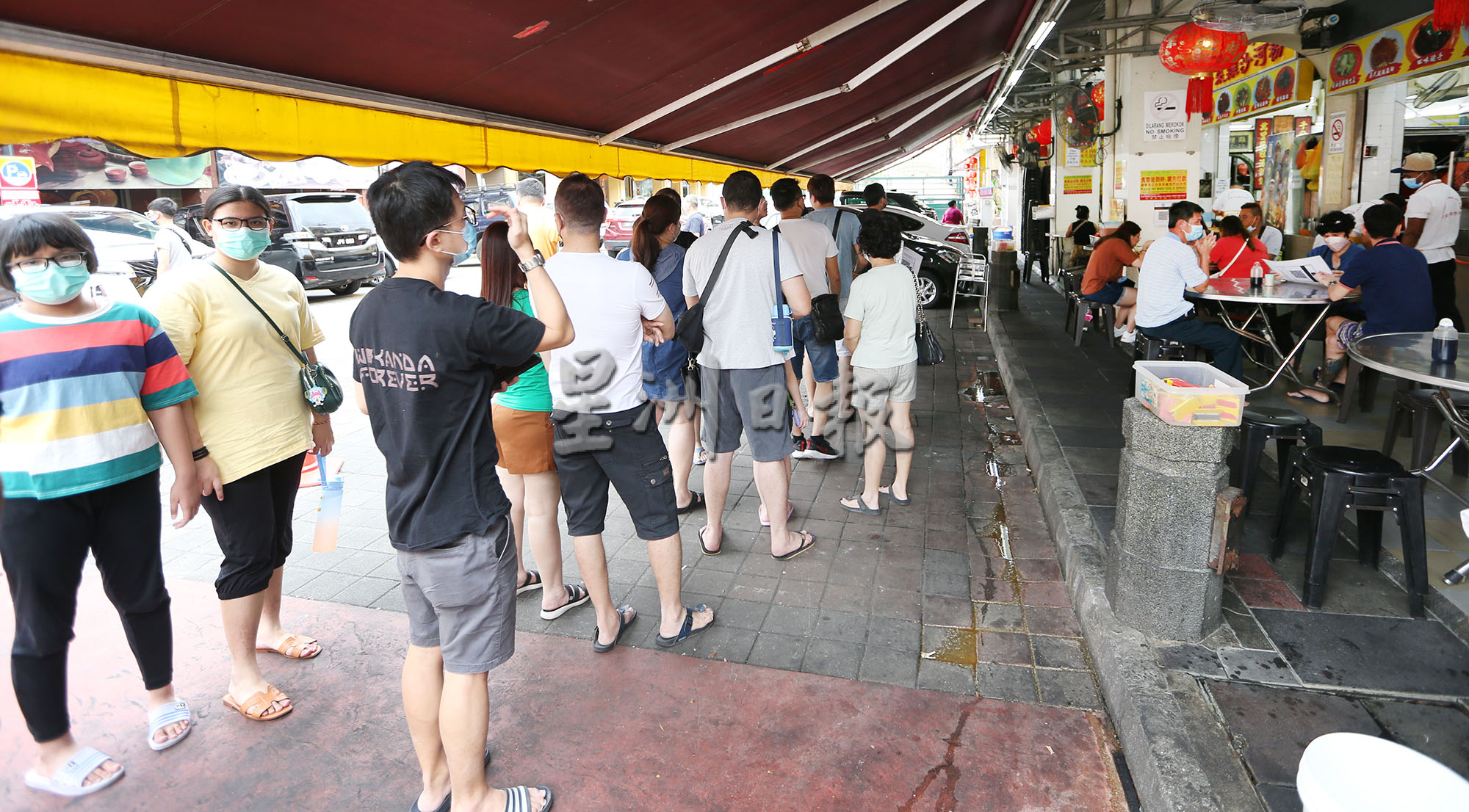 大霹雳焦点/游子返乡帮办年货父母欣喜 巴刹人潮多现温情聚年味