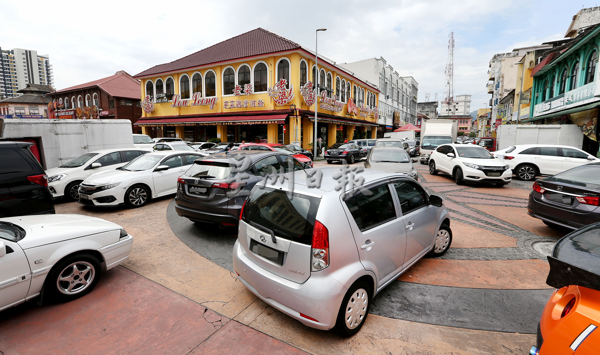 大霹雳焦点/游子返乡帮办年货父母欣喜 巴刹人潮多现温情聚年味