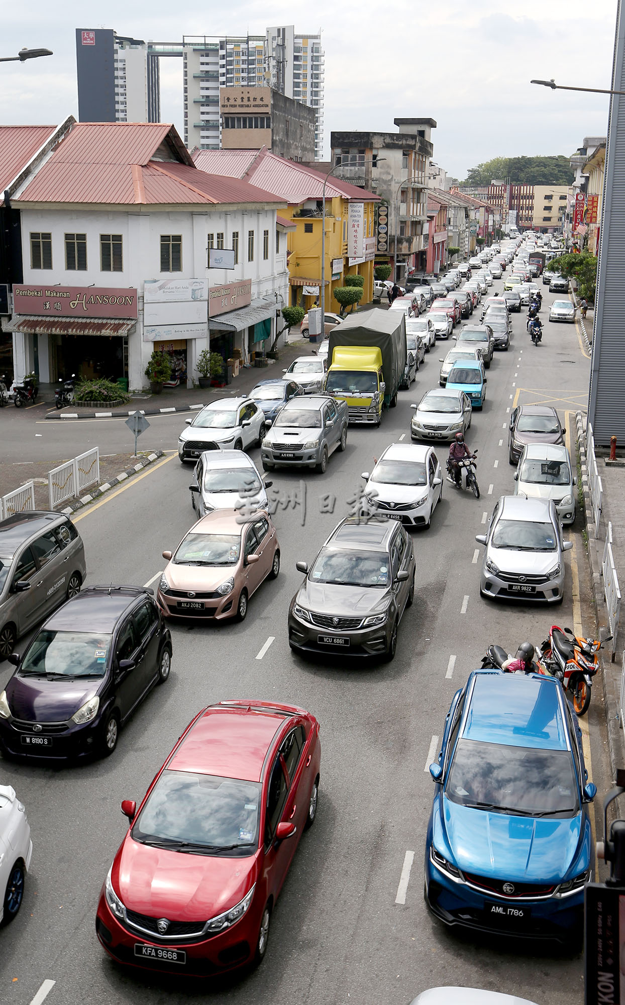 大霹雳焦点/游子返乡帮办年货父母欣喜 巴刹人潮多现温情聚年味