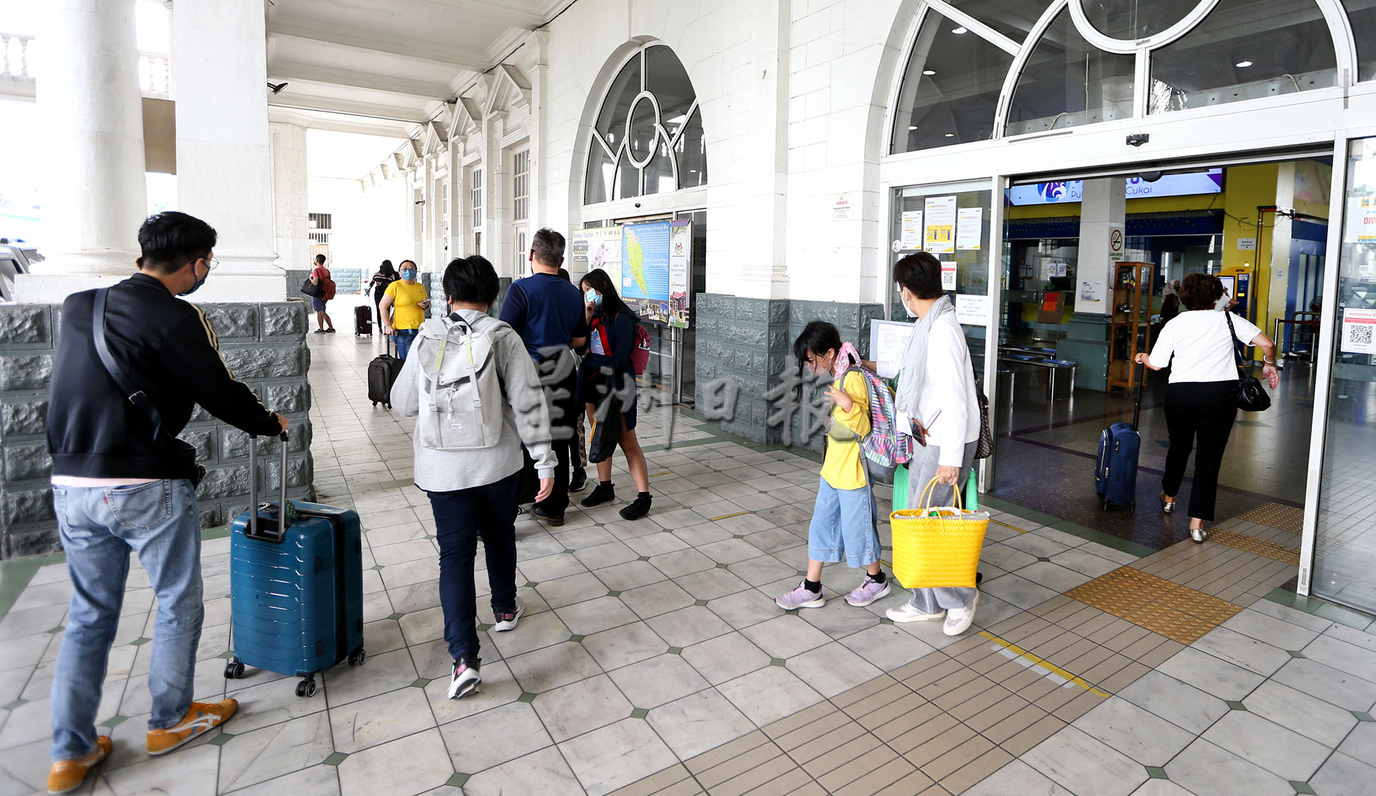 大霹雳焦点/游子返乡帮办年货父母欣喜 巴刹人潮多现温情聚年味