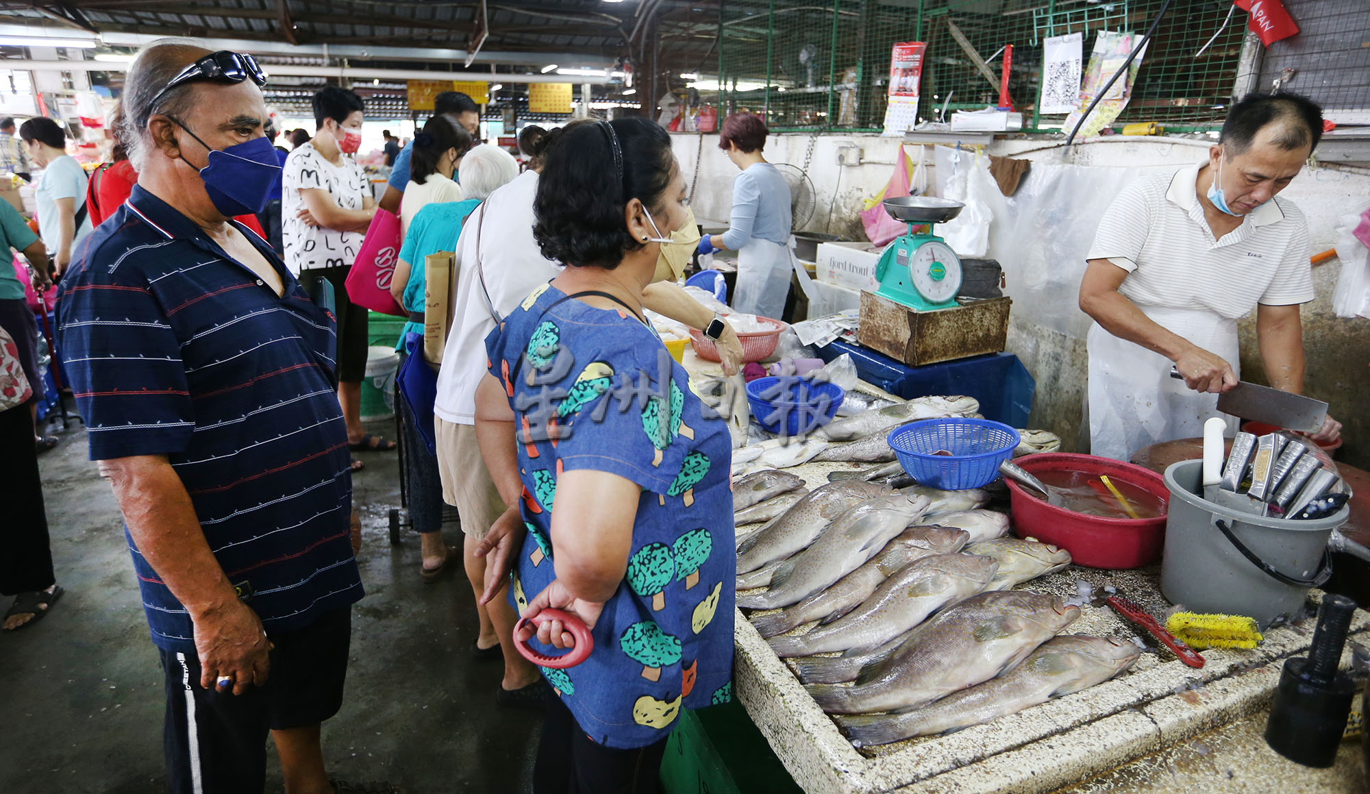 大霹雳焦点/游子返乡帮办年货父母欣喜 巴刹人潮多现温情聚年味
