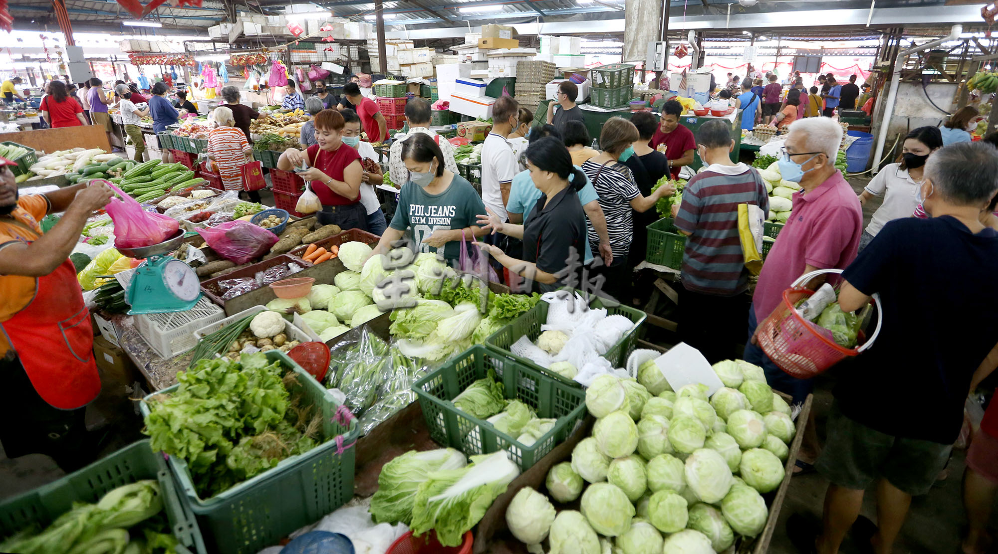 大霹雳焦点/游子返乡帮办年货父母欣喜 巴刹人潮多现温情聚年味