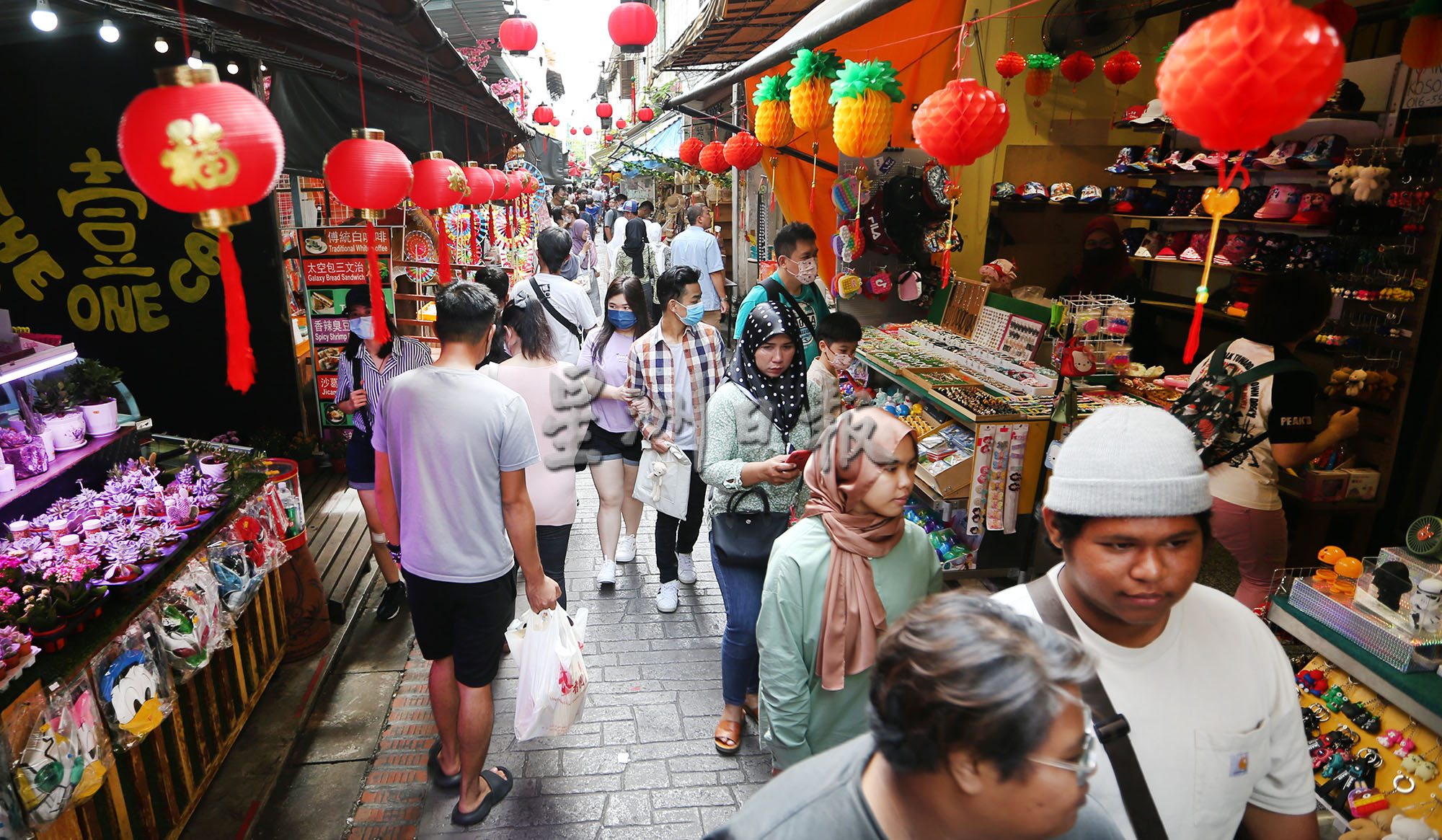 大霹雳焦点/游子返乡帮办年货父母欣喜 巴刹人潮多现温情聚年味