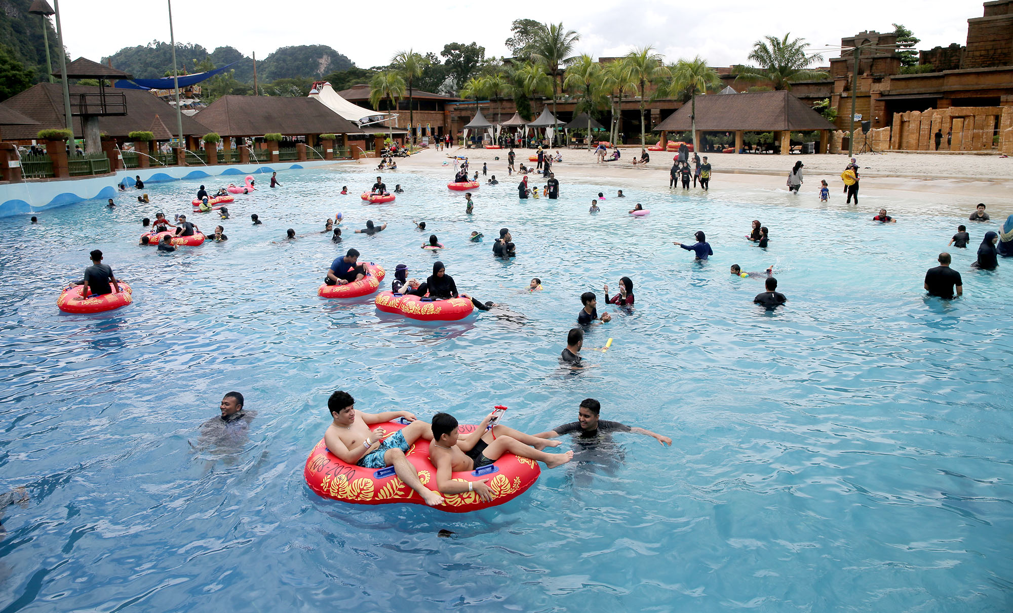 大霹雳焦点／苏丹首相初八与民共庆 霹政府大团拜移师迷失乐园