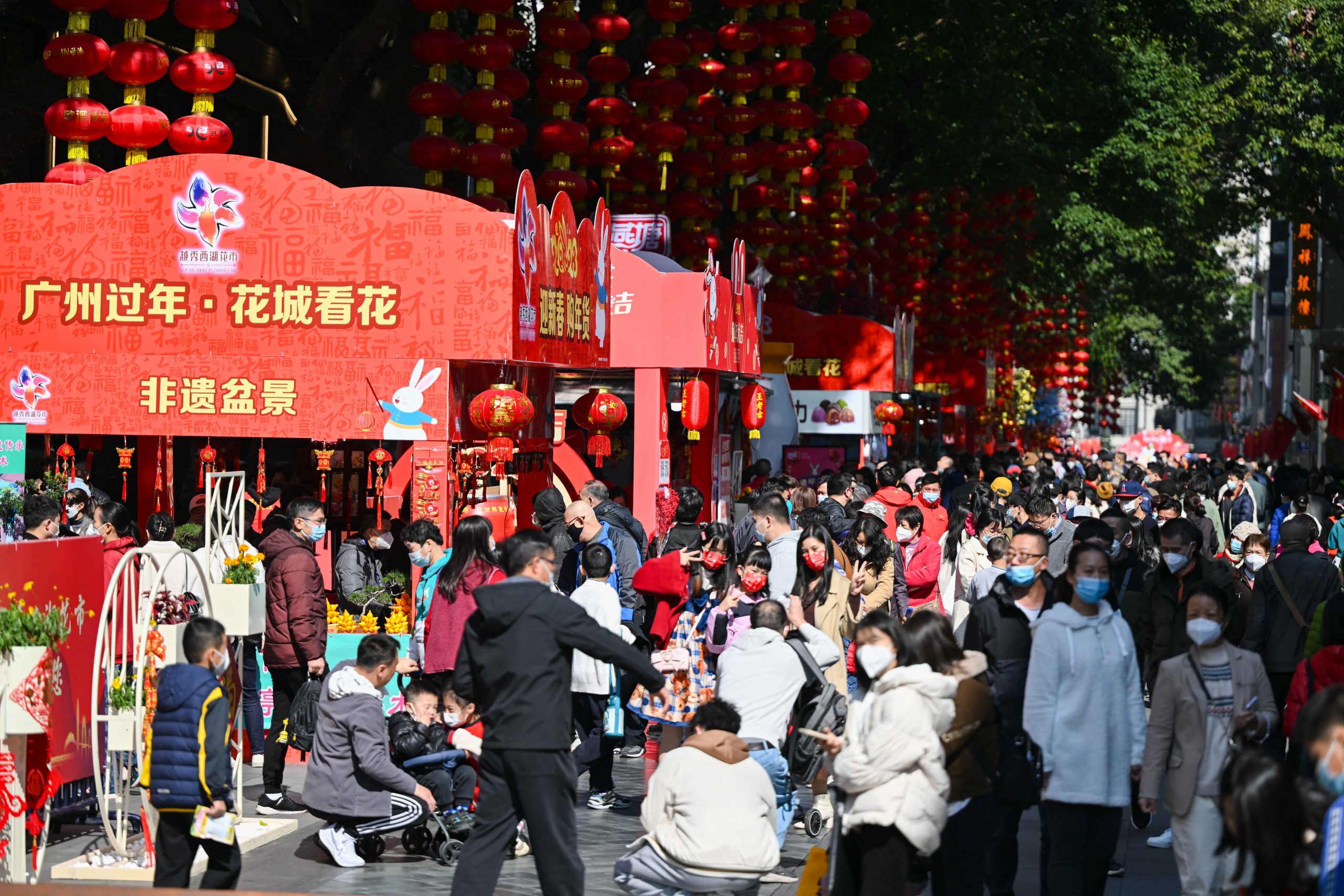 天下事 疫下停办两年广州花市重开 年味回归 街坊叹 只见人海不见花海亦开心