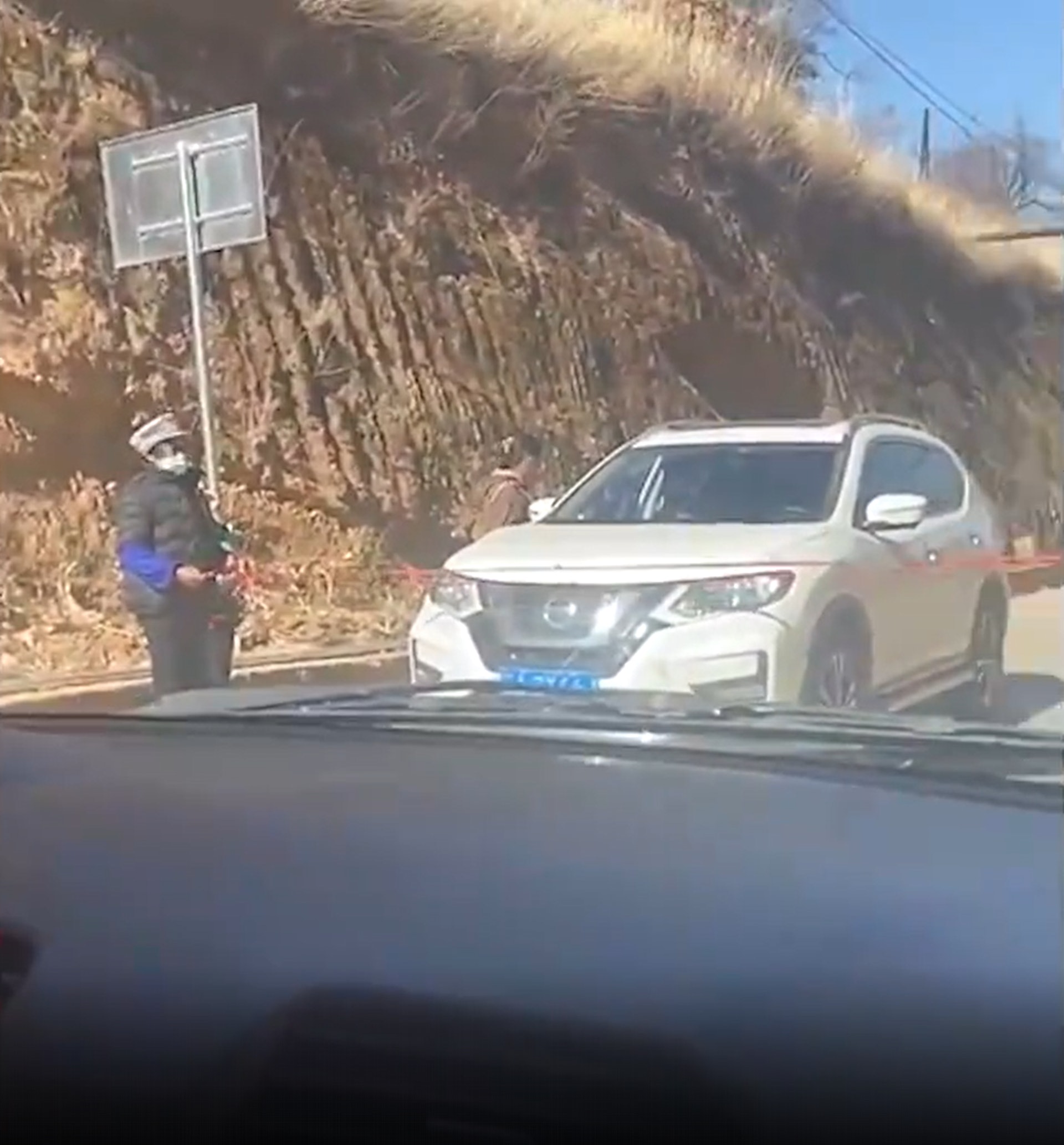 天下事主文)刘亦菲热播剧带旺大理古镇 村民向游客索「买路财」