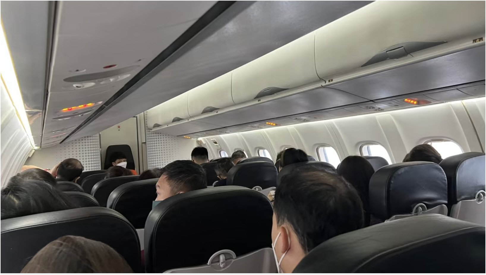 天气太恶劣尝试降落2次都失败！飞狮城班机 乘客滞留新山机场