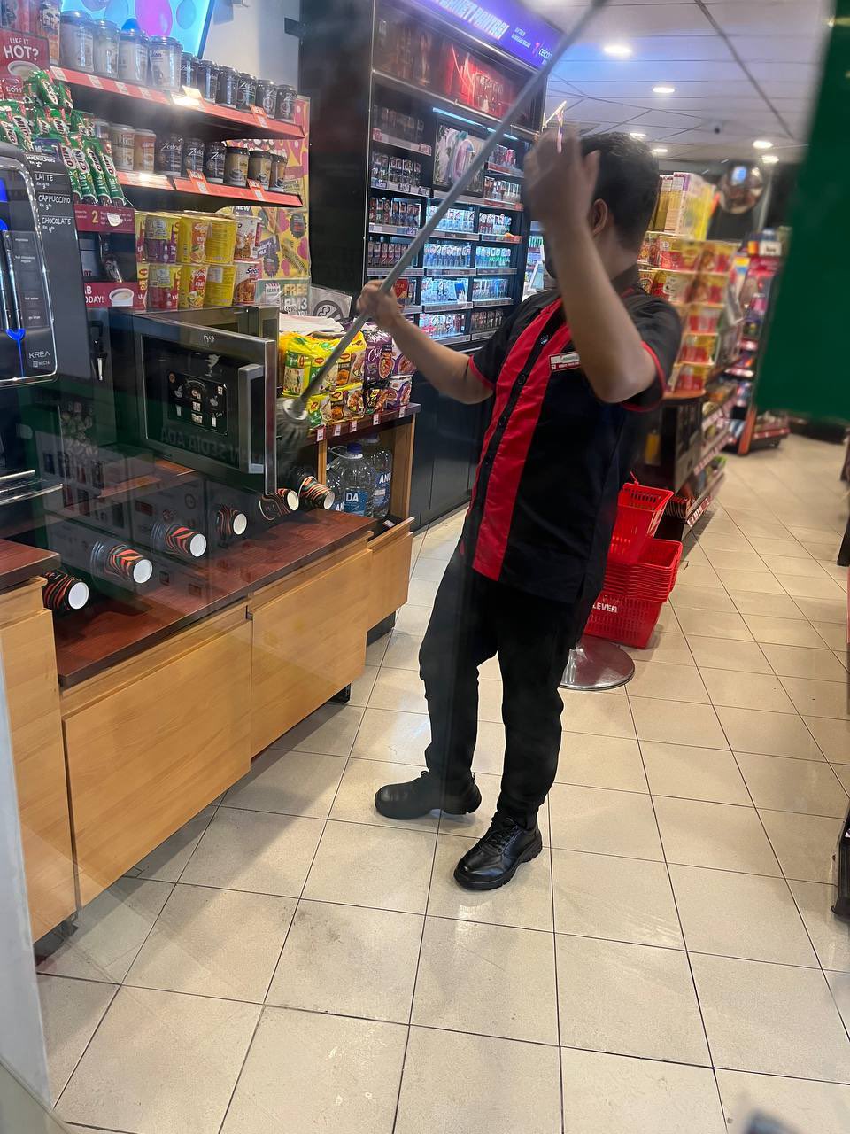 太脏了!员工用拖把清理微波炉 著名连锁店致歉:不会重犯