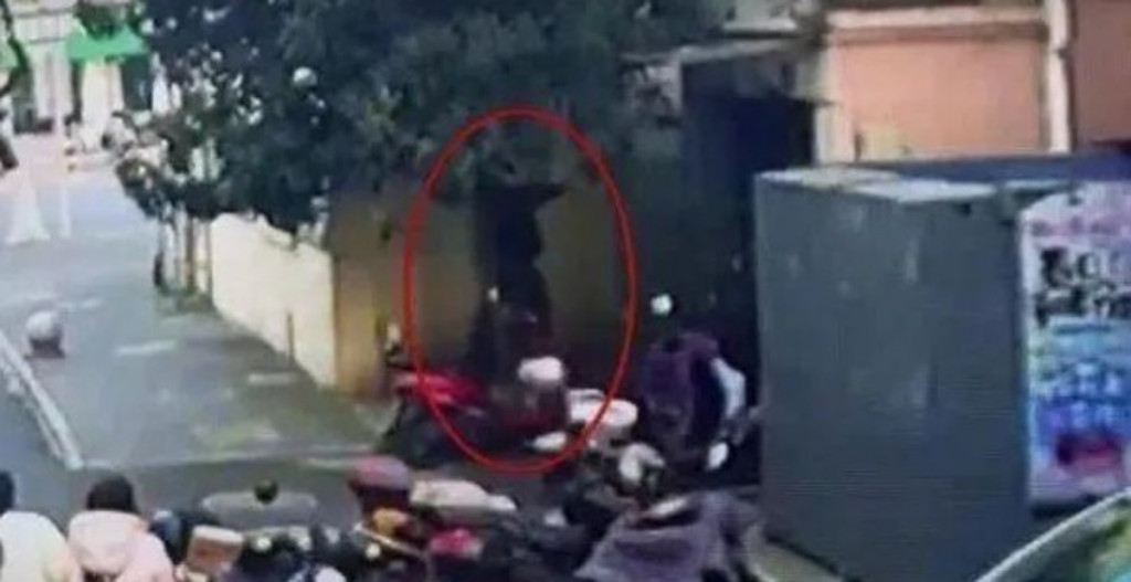 女子4楼堕下 73岁勇保安千钧一发徒手接住