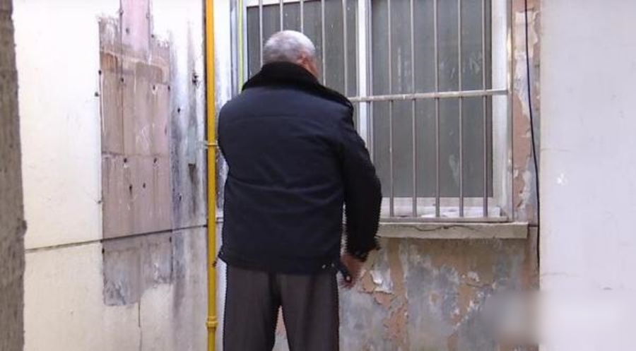 女子4楼堕下 73岁勇保安千钧一发徒手接住