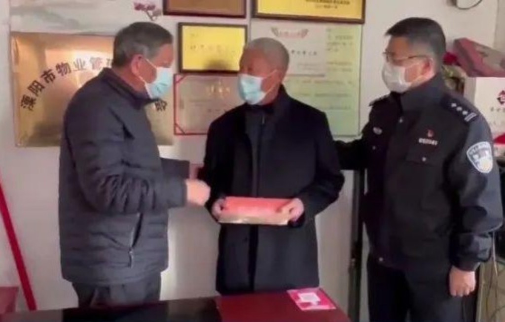 女子4楼堕下 73岁勇保安千钧一发徒手接住