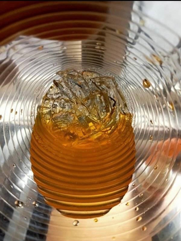 女子校园外买4杯冷饮料 见底才发现一堆玻璃碎片!