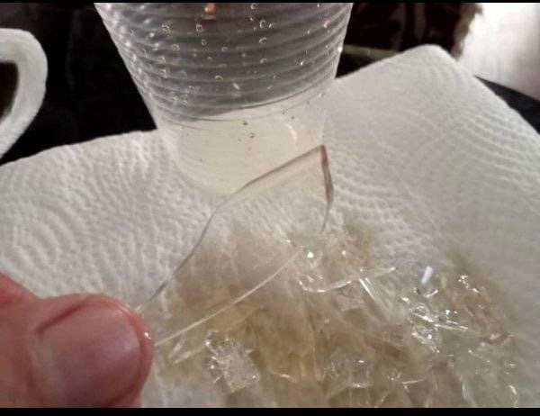 女子校园外买4杯冷饮料 见底才发现一堆玻璃碎片!