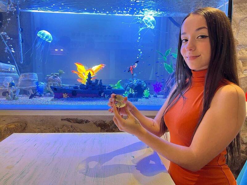 她吃蛤蜊咬到“球体硬物” 吐出发现价值1.84万紫色珍珠