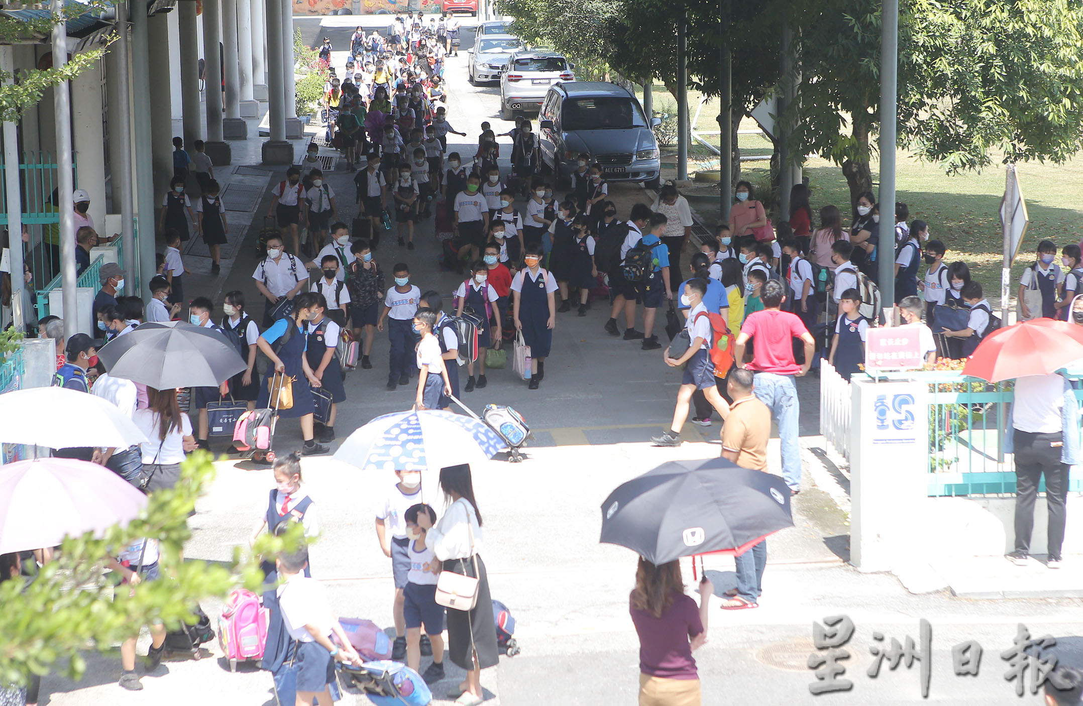 学校复课校巴家长忙接送 怡市道路恢复繁忙