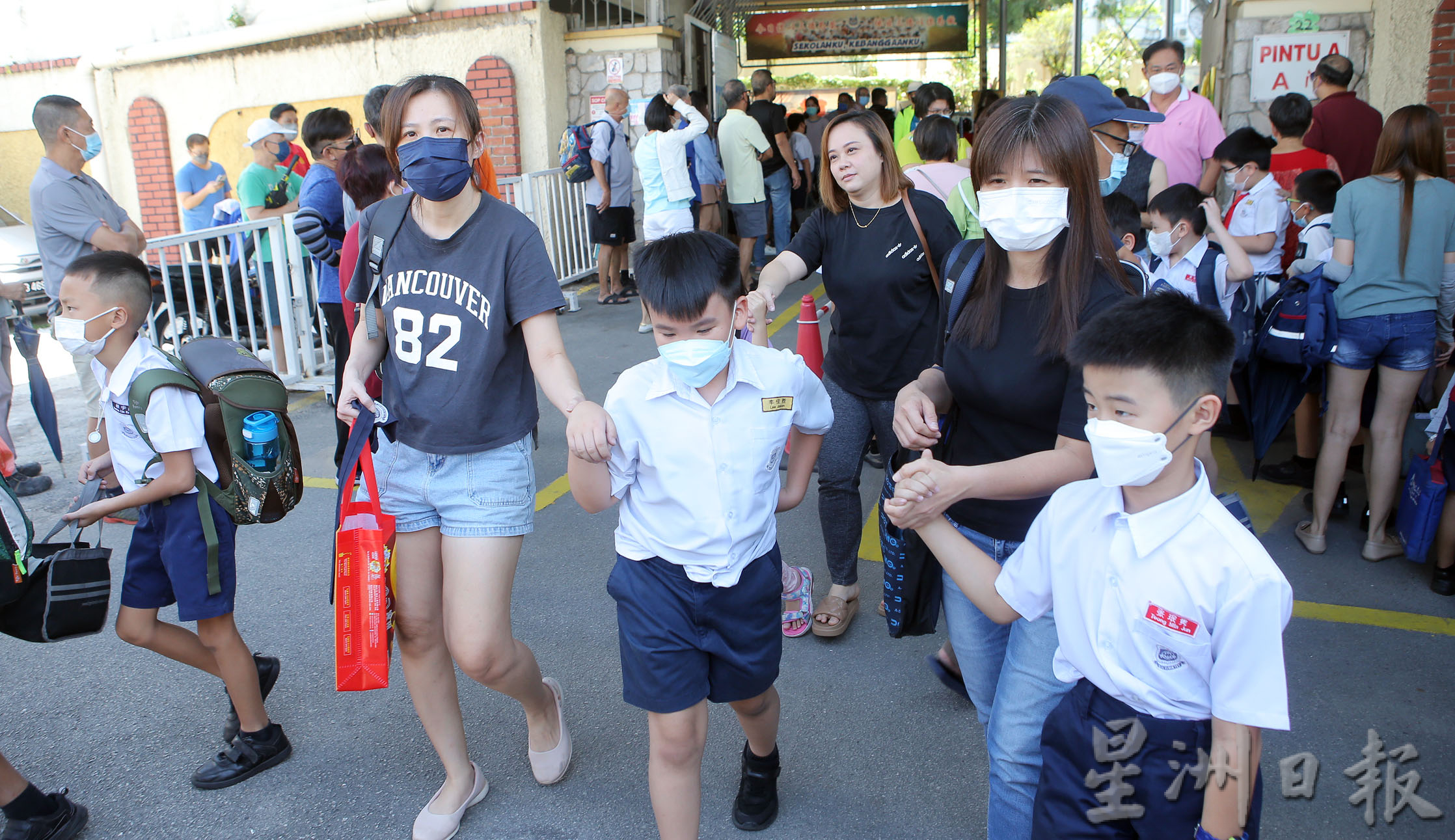 学校复课校巴家长忙接送 怡市道路恢复繁忙