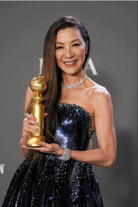 安华恭贺杨紫琼金球奖封后 “我会看她这部电影!”