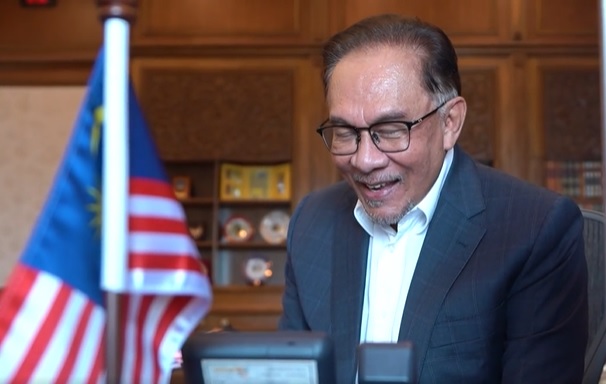 安华接到巴基斯坦总理沙巴兹谢里夫来电