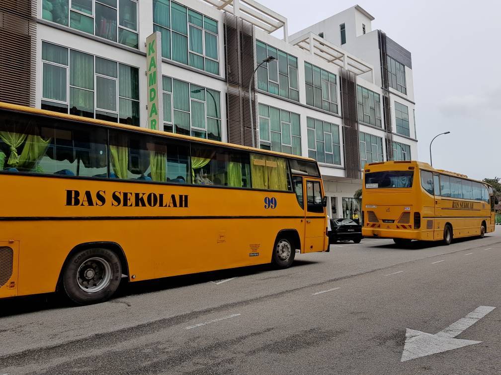 封面-大都会/电访校车料调涨课题/7图