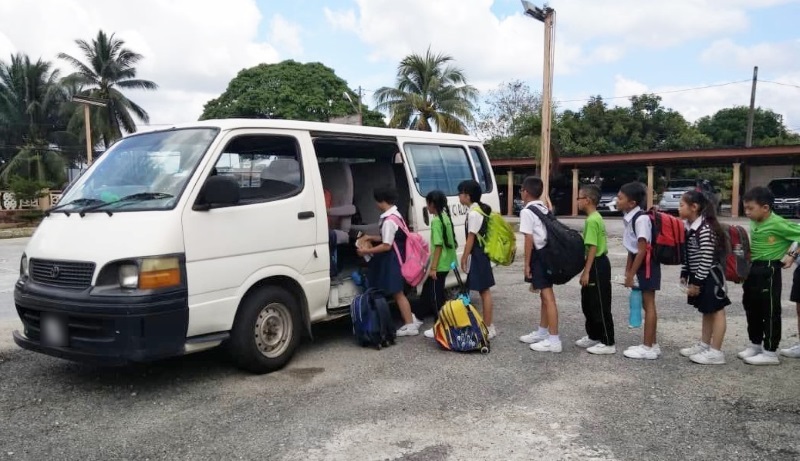封面-大都会/电访校车料调涨课题/7图