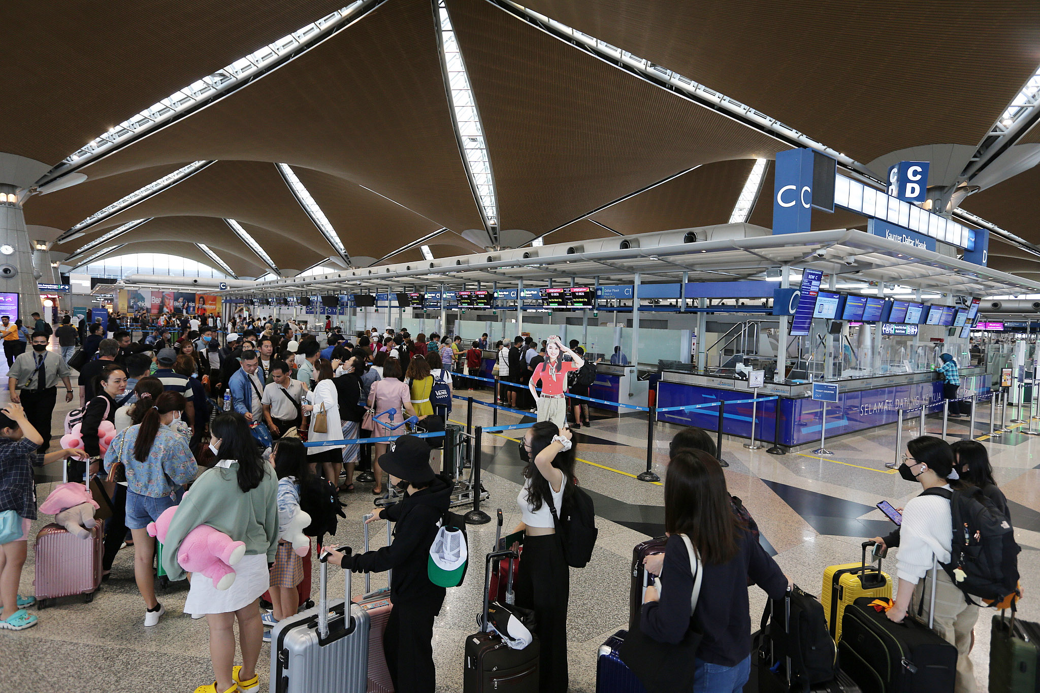  封面文)中国国门重开 