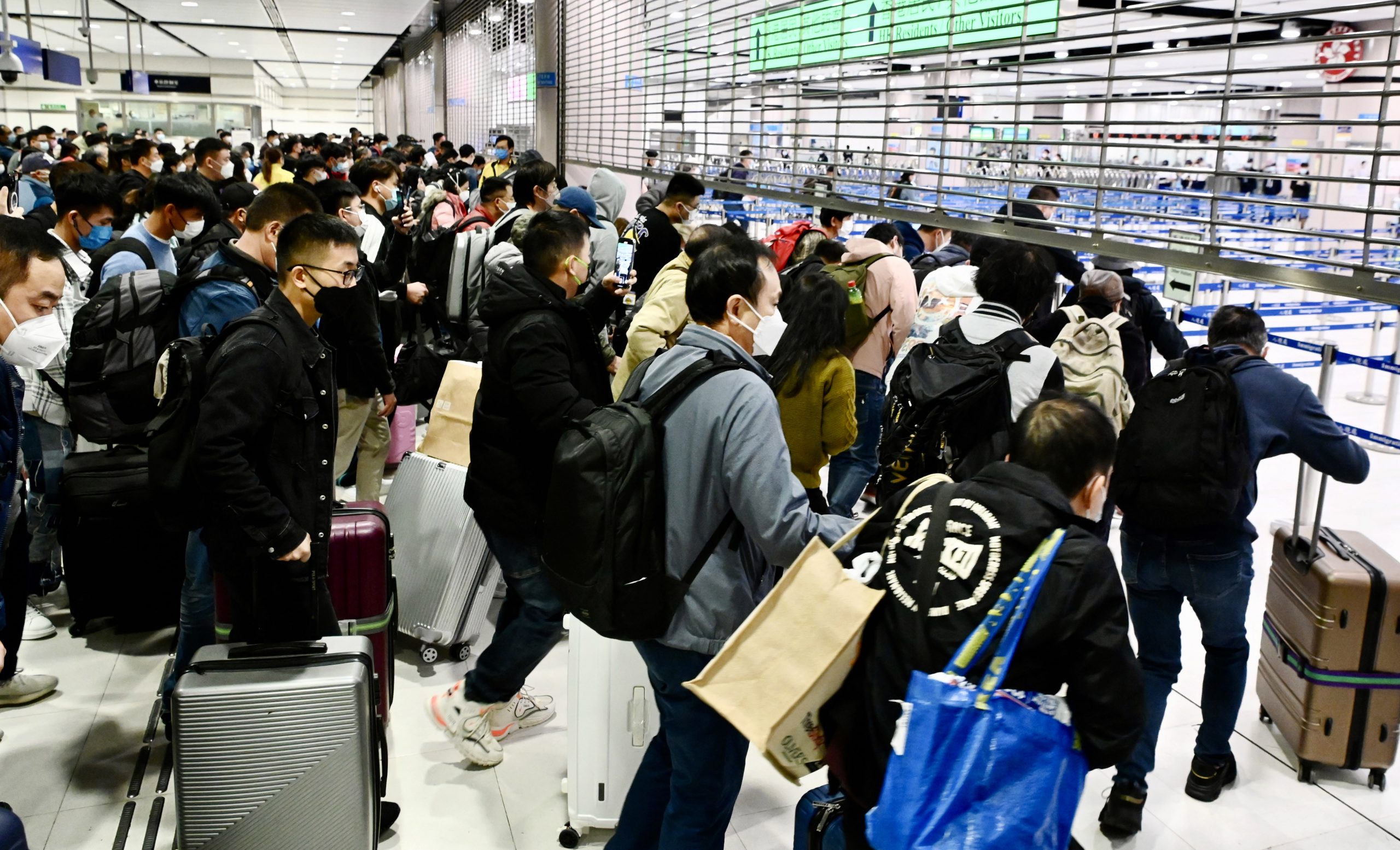  封面文)中国国门重开 