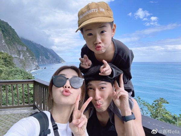 展望2023年｜​陈嘉桦晒海边全家福  比基尼大秀好身材