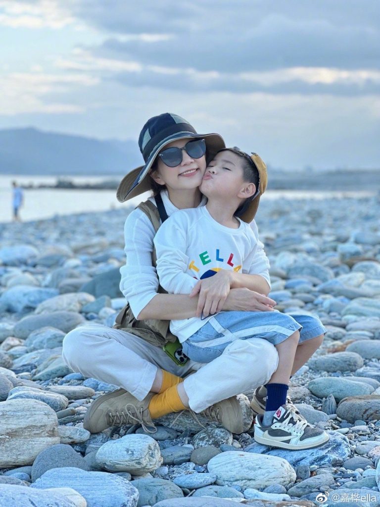 展望2023年｜​陈嘉桦晒海边全家福  比基尼大秀好身材