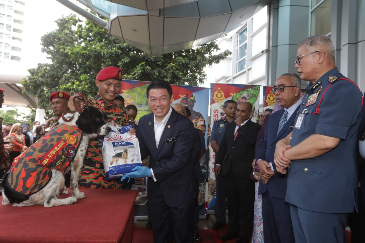 峇冬加里土崩援救有功！消拯K9搜救犬获颁勋章