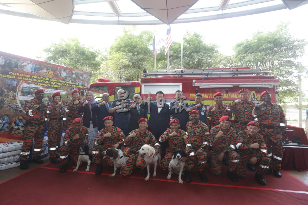 峇冬加里土崩援救有功！消拯K9搜救犬获颁勋章