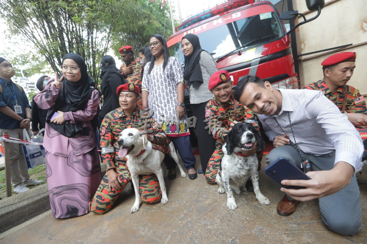 峇冬加里土崩援救有功！消拯K9搜救犬获颁勋章