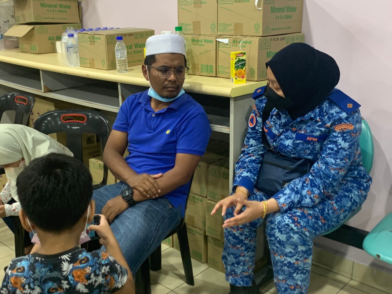 峇冬加里露营地土崩：雪州民防部队为罹难者家属提供PFA，缓解家人伤心的情绪