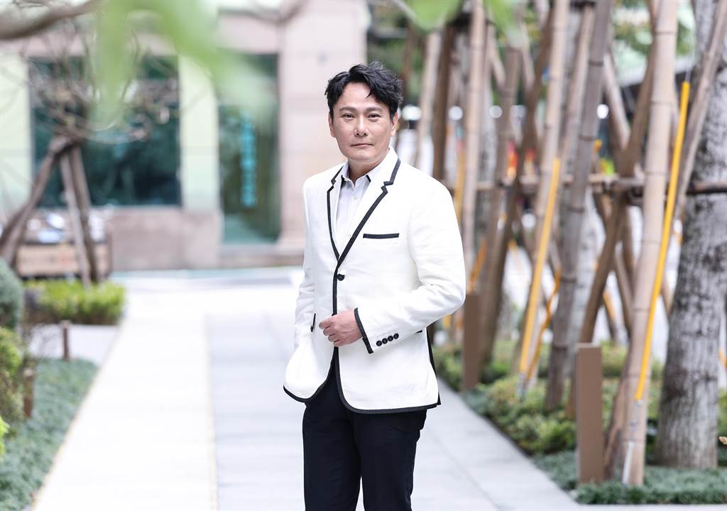 巨型钢球坠落险砸头 张信哲开唱彩排酿意外