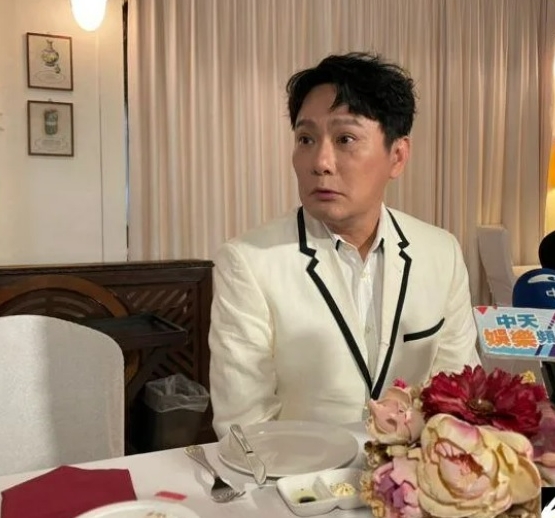 巨型钢球坠落险砸头 张信哲开唱彩排酿意外